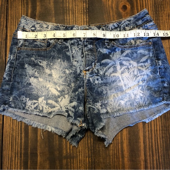 Jessica Simpson Women’s Size 26 Jean Shorts Palm Trees Stretch Raw Hem Beach - Picture 4 of 12